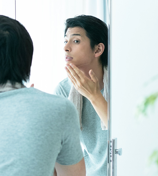 髭やムダ毛で悩んでいる男性の画像